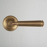 Manilla para puertas Digby fija en latón antiguo sobre fondo blanco