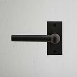 Manilla para puertas Harper con placa corta (con muelle) - Bronce