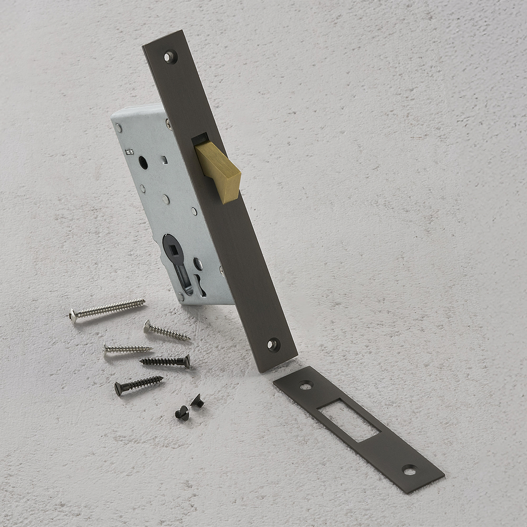 Pestillo de gancho de bronce de 60 mm para puertas, incluye placa de cierre metálica y tornillos. Ideal para cierres seguros.