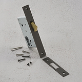 Pestillo de gancho de bronce de 60 mm para puertas, incluye placa de cierre metálica y tornillos. Ideal para cierres seguros.