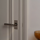 Manilla para puertas Digby con placa corta (con muelle) - Níquel pulido