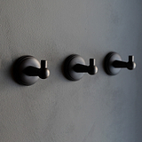 Gancho Hyde en bronce sobre fondo gris