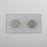 Interruptor doble regulador de luz en níquel pulido y traslúcido, sofisticado, accesorio para control de intensidad de luz, sobre fondo blanco