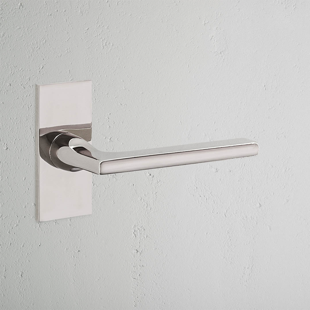 Manilla para puertas Clayton con placa corta (con muelle) - Níquel pulido
