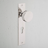 Pomo para puertas Onslow con placa larga (con muelle) y cerradura europea - Níquel pulido