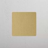 Placa ciega individual con acabado en latón antiguo elegante sobre fondo blanco