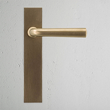 Manilla para puertas Apsley con placa larga (con muelle) - Latón antiguo