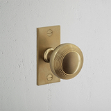 Pomo para puertas Poplar con placa corta (sin muelle) - Latón antiguo