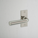 Manilla para puertas Apsley con placa corta (con muelle) - Níquel pulido