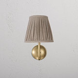 Aplique de pared Malvern mediano en beige natural vista de frente