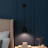 Aplique de pared colgante Richmond con pantalla de latón sólido en bronce al costado de la cama