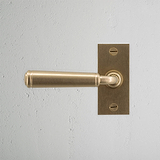 Manilla para puertas Digby con placa corta (fija) - Latón antiguo