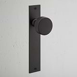 Pomo para puertas Onslow con placa larga (con muelle) - Bronce