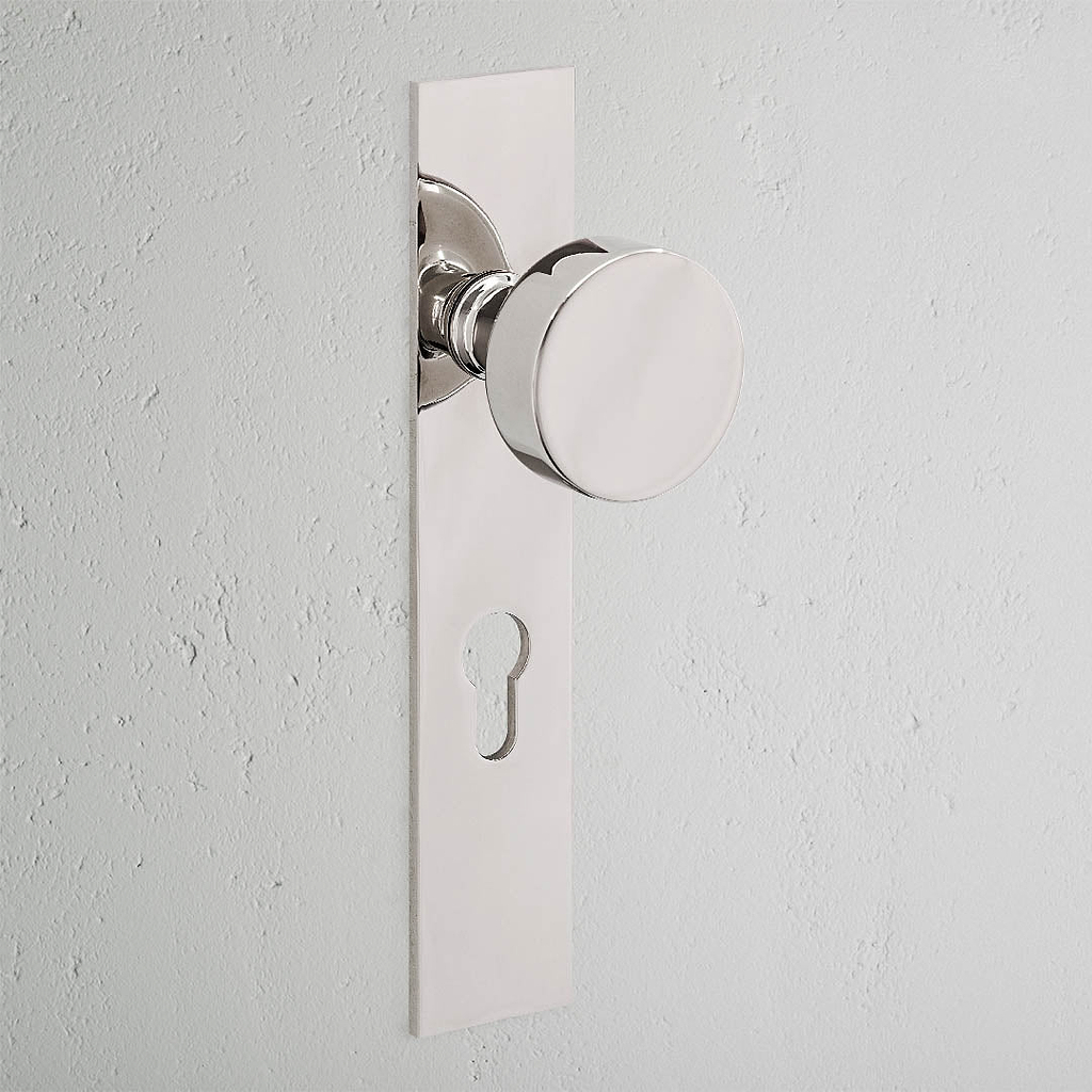 Pomo para puertas Onslow con placa larga (con muelle) y cerradura europea - Níquel pulido
