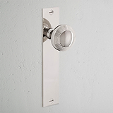 Pomo para puertas Poplar con placa larga (sin muelle) - Níquel pulido
