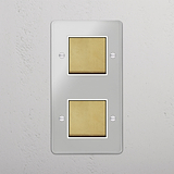 Interruptor doble de balancín en latón antiguo y traslúcido con blanco con dos posiciones, diseño vertical - Herramienta conveniente para control de luces, sobre fondo blanco