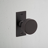 Pomo para puertas Onslow con placa corta (fijo) - Bronce