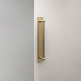 Tirador simple para puertas Harper con placa en latón antiguo de 320mm sobre fondo blanco