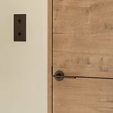 Manilla para puertas Clayton con roseta (con muelle) - Bronce