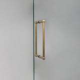 Tirador doble para puertas Harper en latón antiguo de 320mm sobre fondo blanco