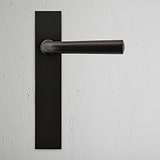 Manilla para puertas Apsley con placa larga (con muelle) - Bronce