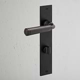 Manija de puerta de bronce Digby con placa trasera larga y mecanismo de resorte, adecuada para agregar elegancia a las puertas.