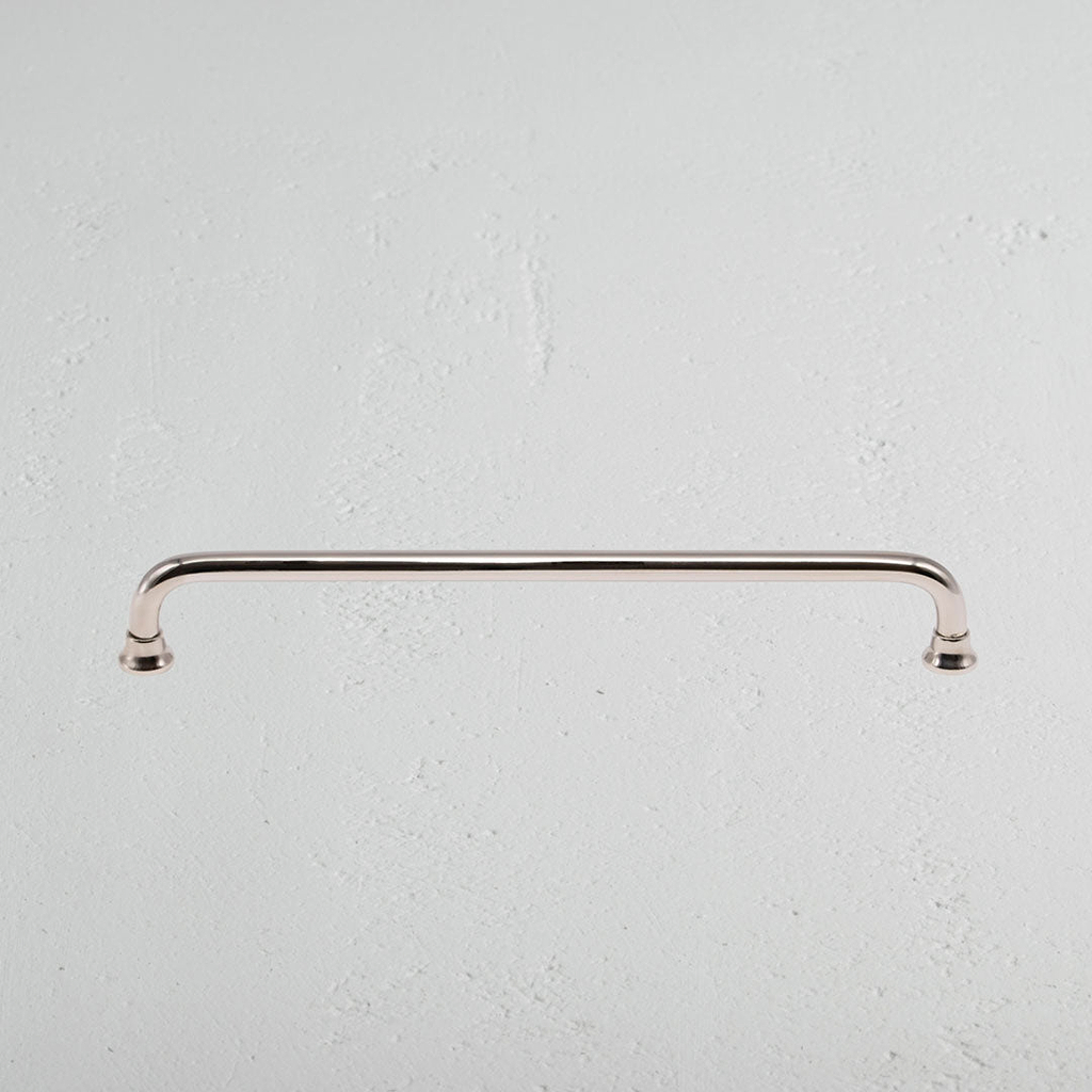 Tirador estilo manija para muebles Sycamore en níquel pulido sobre fondo blanco