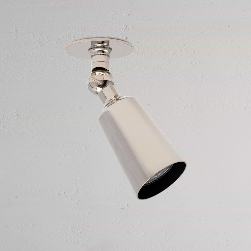 Lámpara de techo pequeña en níquel pulido sobre fondo blanco