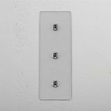 Interruptor triple de palanca en níquel pulido y traslúcido con diseño vertical - Accesorio de iluminación fácil de usar, sobre fondo blanco