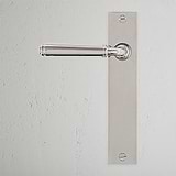 Manilla para puertas Digby con placa larga (con muelle) - Níquel pulido