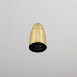 Lámpara de superficie Ealing - Latón antiguo en un techo blanco texturizado para exteriores.