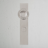 Manija de puerta en níquel pulido con placa larga, sistema giratorio y mecanismo de resorte – Diseño Álamo.