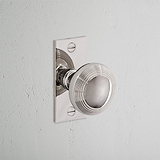 Pomo para puertas Poplar con placa corta (fijo) - Níquel pulido