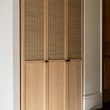Tirador redondo Bayswater en bronce sobre cajones de mesa de madera rústica