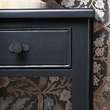 Tirador redondo Kilburn para muebles en bronce sobre despensa negra