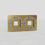 Placa de interruptor doble Keystone en latón antiguo - Producto para decoración clásica europea del hogar, sobre fondo blanco