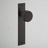 Pomo para puertas Onslow con placa larga (con muelle) - Bronce