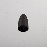 Lámpara de superficie Ealing - Bronce, lámpara de exterior montada en un techo texturizado blanco.