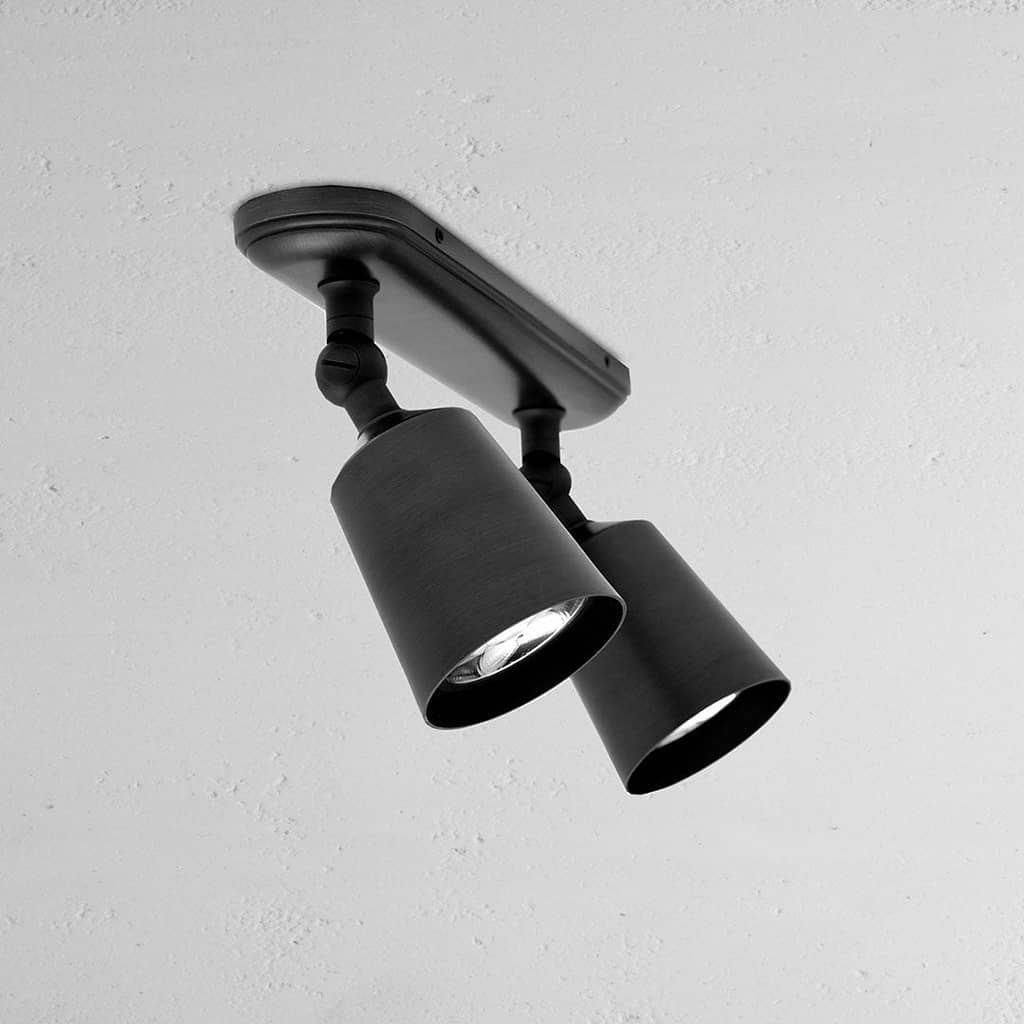 Lámpara de techo doble Baylis en bronce de diseñador sobre fondo blanco