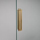 Tirador doble para puertas Harper con placa en latón antiguo de 320mm sobre fondo blanco