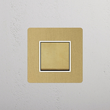 Interruptor de balancín retráctil en latón antiguo y blanco, diseño fácil de usar, sobre fondo blanco