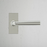 Manilla para puertas Apsley con placa corta (con muelle) - Níquel pulido