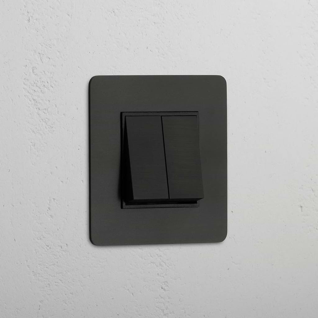 Interruptor de balancín de posición doble en bronce y negro - Detalle elegante para el hogar