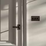 Manilla para puertas Harper con placa corta (con muelle) - Bronce