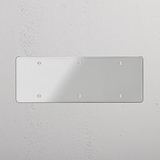 Detalle estético para el hogar: Placa ciega triple elegante en traslúcido y blanco sobre fondo blanco