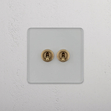 Interruptor individual de palanca en latón antiguo y traslúcido con dos posiciones - Solución elegante para control de luces, sobre fondo blanco