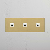 Módulo triple USB en latón antiguo y blanco, carga confiable, sobre fondo blanco