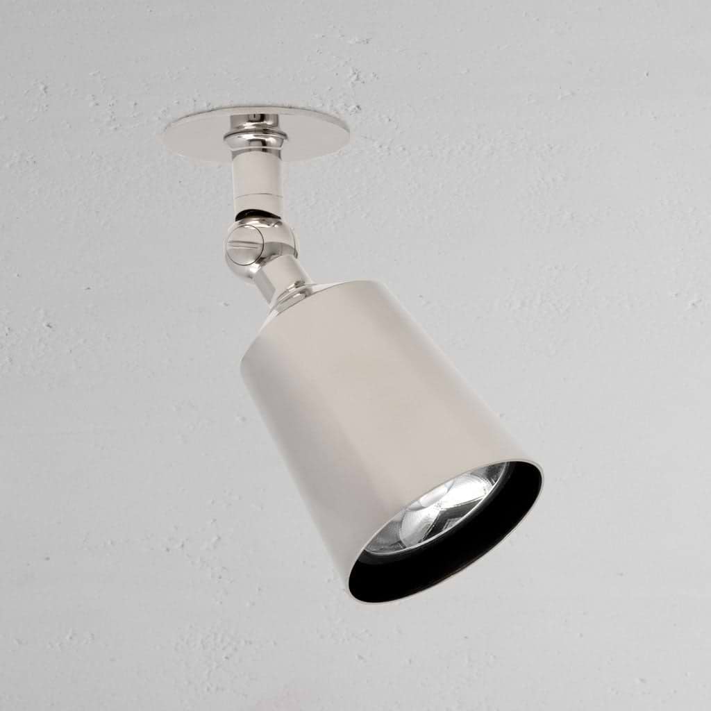 Lámpara de techo simple Perryn en níquel pulido sobre fondo blanco