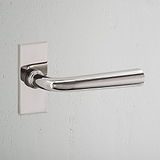 Manilla para puertas Apsley con placa corta (fija) - Níquel pulido