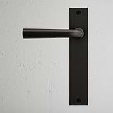 Manilla para puertas Apsley con placa larga (con muelle) - Bronce